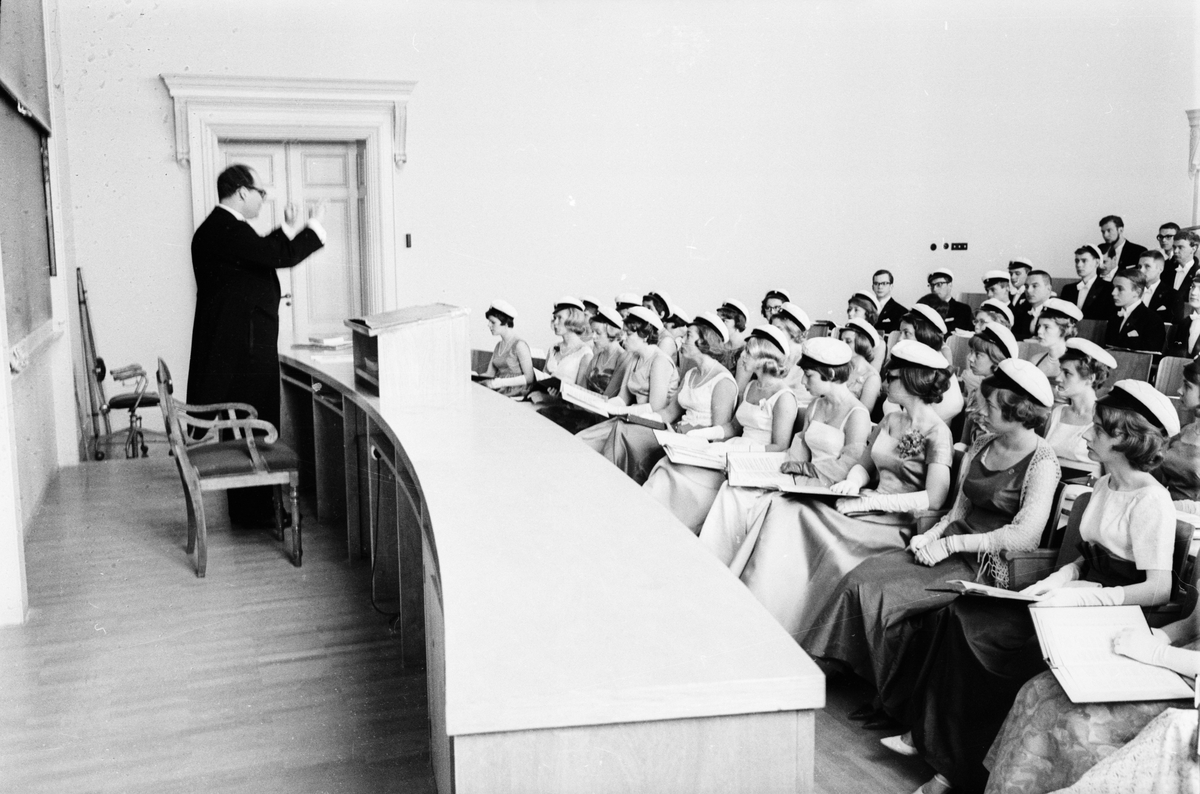 Allmänna Sången repeterar i sal IX, Universitetshuset, Uppsala 1961