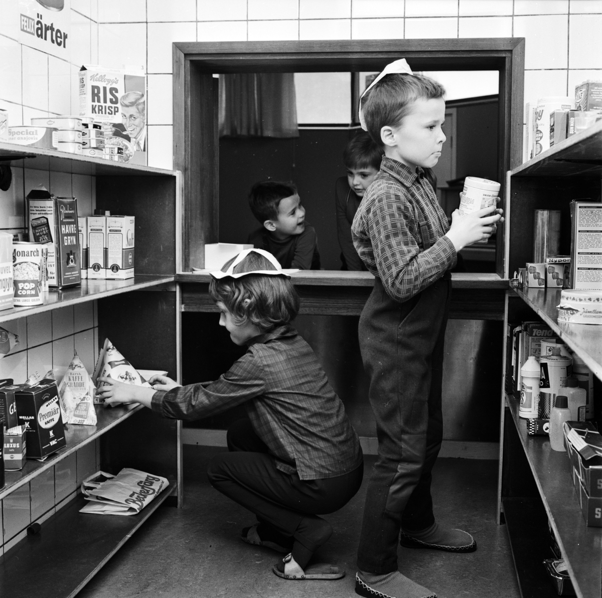 Barnavårdande institution - barn i skafferi, Uppsala 1964