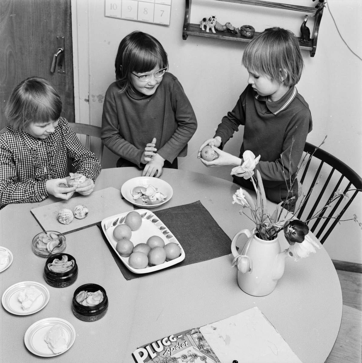 Barnavårdande institution - barn vid fruktfat, Uppsala 1964