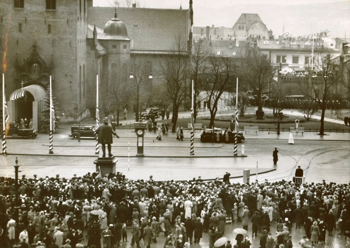 Folkemengde på Stortorvet foran Oslo domkirke