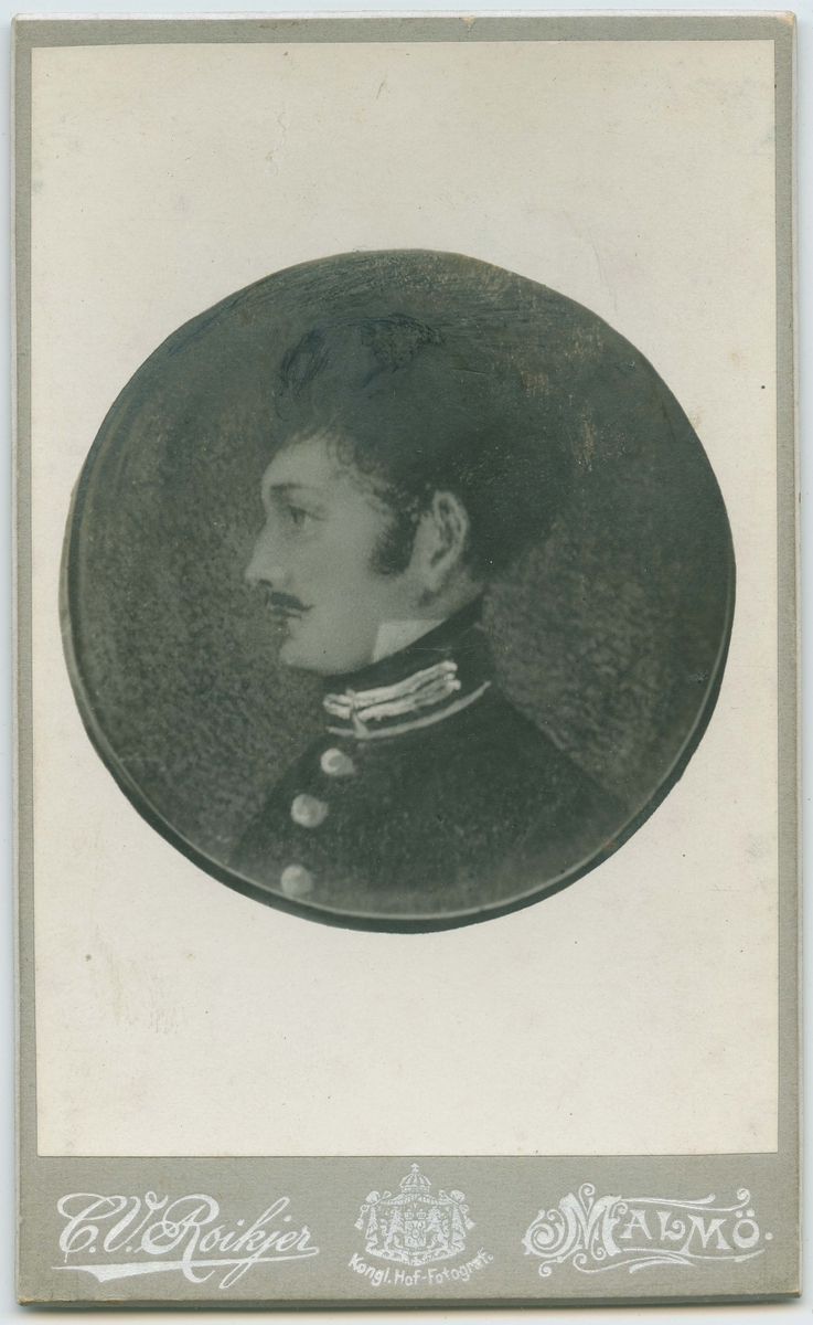 Porträtt på Carl Arvid Löjtnant Kammarherre Lanträntmästare född 13 september år 1800 i Jönköping. Dog 7 november år 1856 i Malmö.