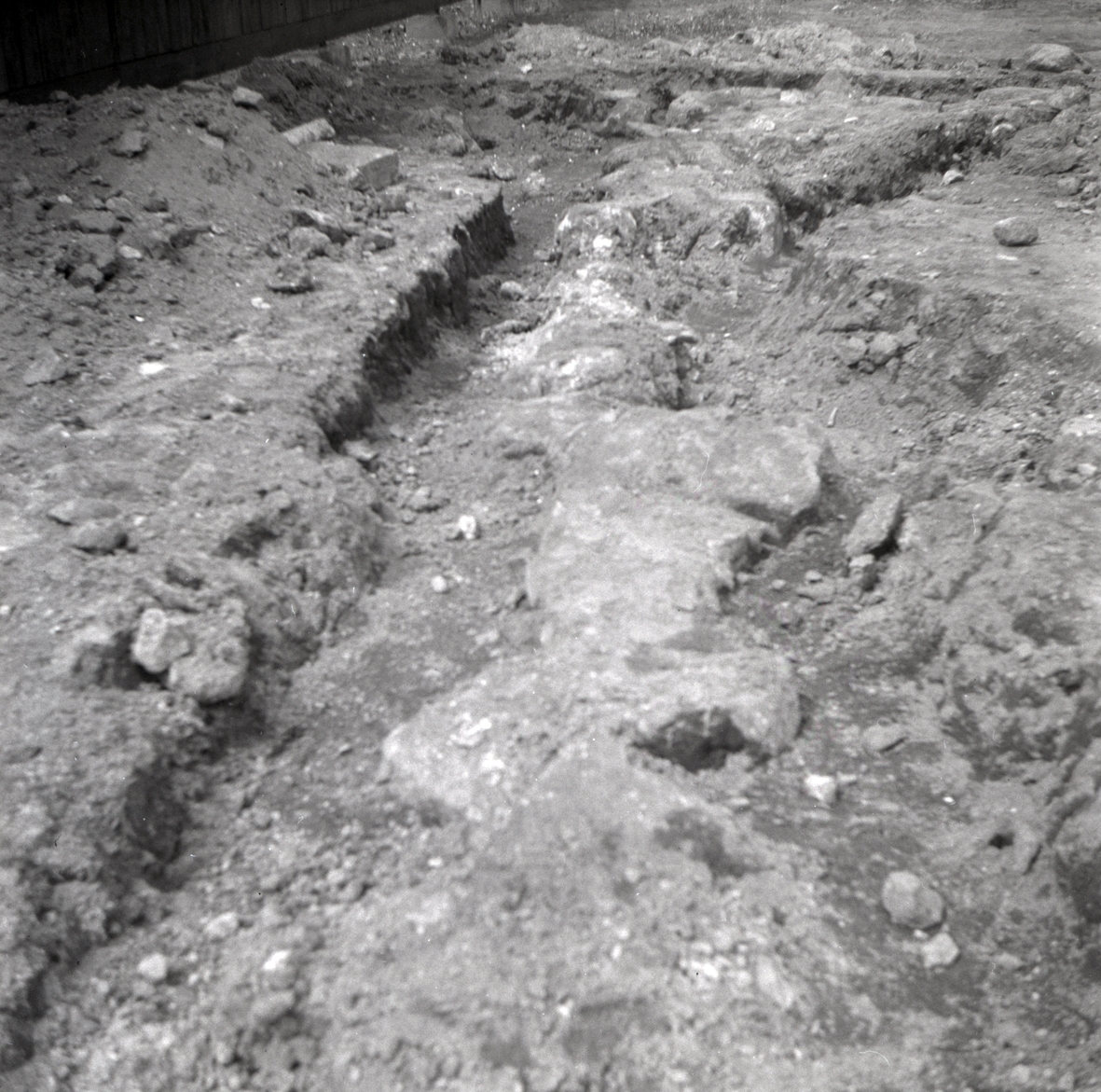 Arkeologisk utgrävning vid Krusenstiernska gården. Sena trasiga murrester vid SV sidan av källaren från SÖ.