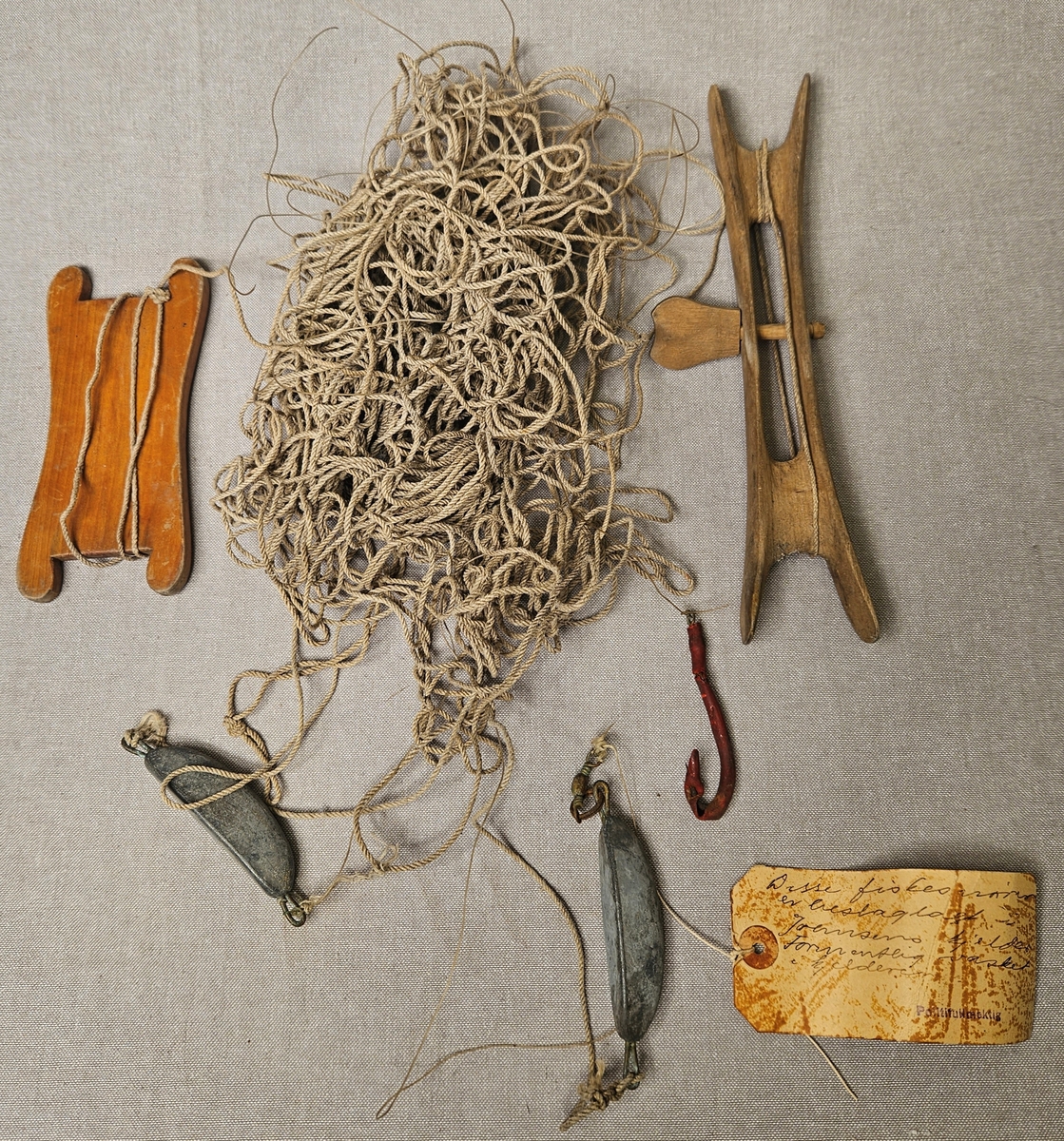 Bevismateriale med nummererte merkelapper samlet i en koffert. Glassflasker, tau, fiskesnøre, klær mm.