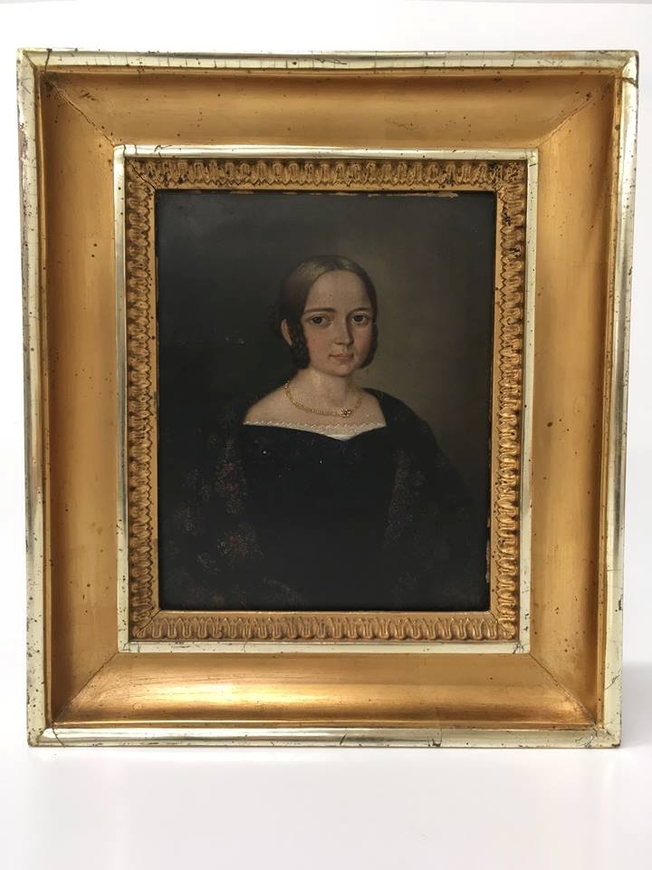 Osignerat porträtt föreställande Carin Maria Brun. Målningen beställdes inför hennes bröllop 1844 och har en förgylld ram. I museets samlingar finns flera föremål relaterade till Carin Maria Brun. Bland annat en dopklänning sydd av hennes bröllopsklänning, se AM 2017-05-a-c.