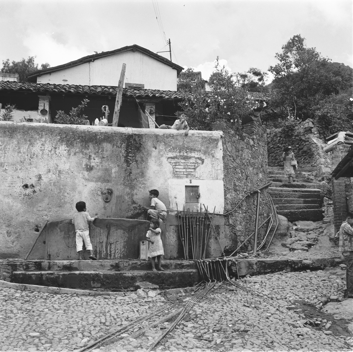 Barn ved en brønn. Mexico 1955.