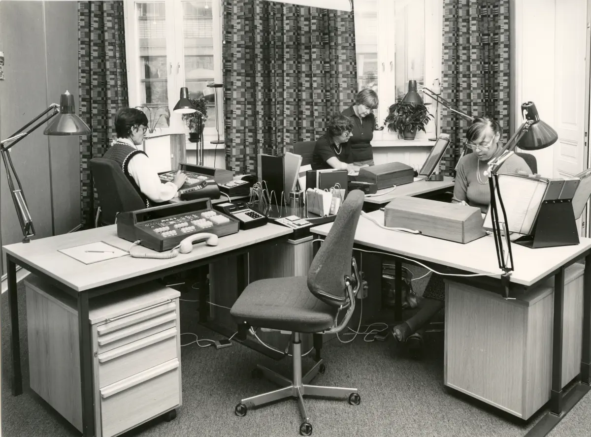 Interiörbild från kontorsmiljö med telefonistapparat till telefonväxeln 'ASD 551'.