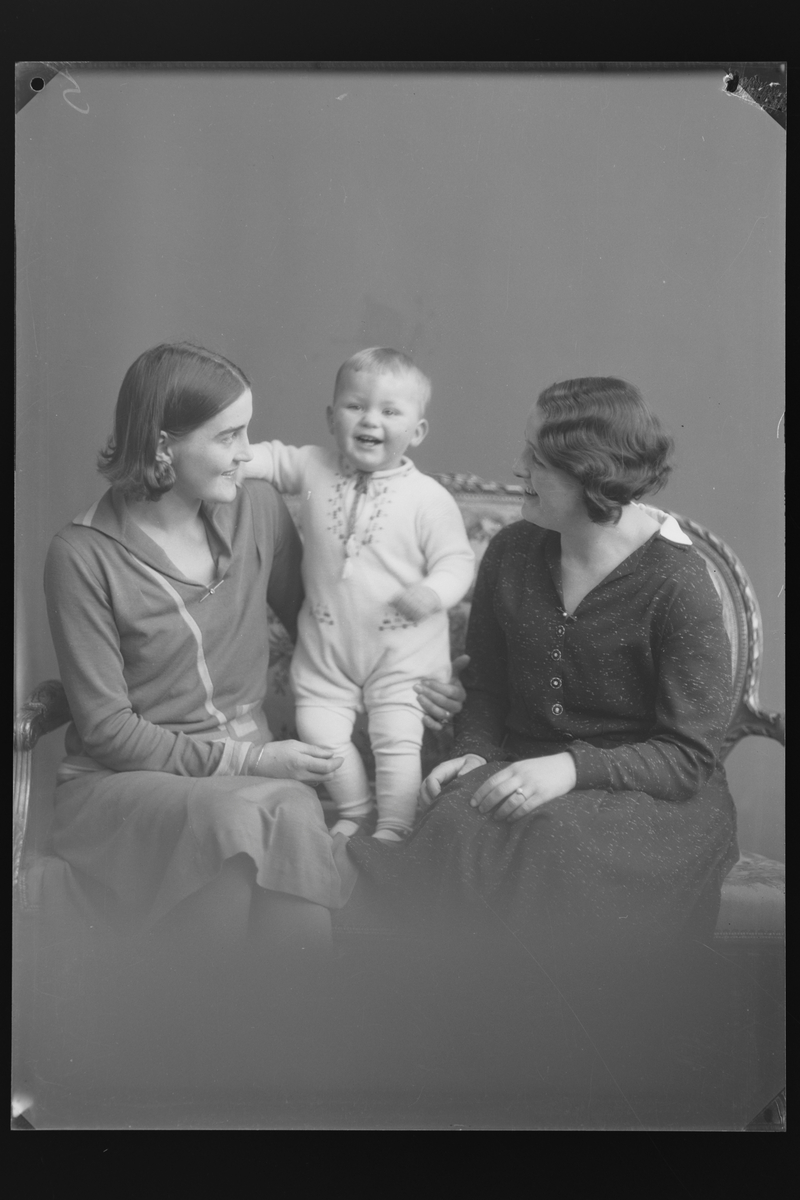 Portrett av Svanhild Schrøder, Hjordis og en liten gutt.
