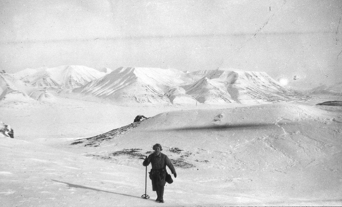 Tekst med bildet: 1935. På vei til Nordensköld-toppen. 