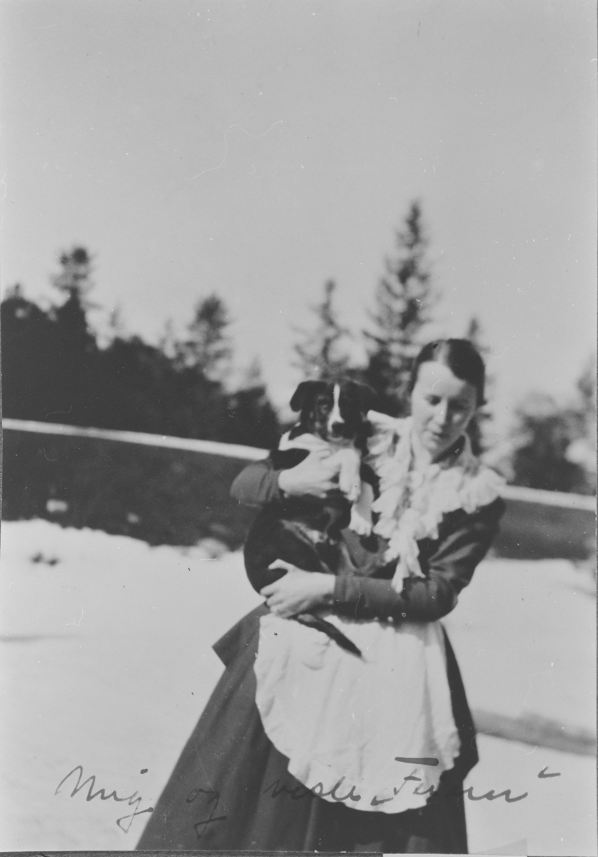 Gudrun Kopseng med hunden Faun, 1916.