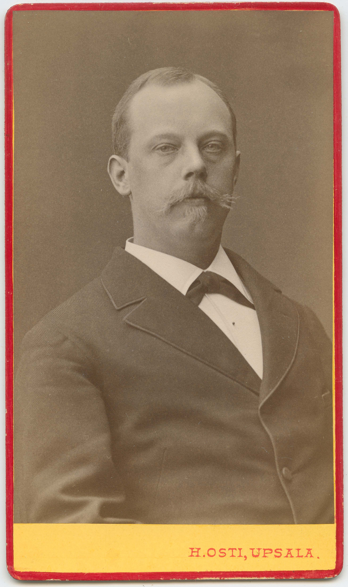 Porträtt på Carl Kruckenberg Rådman, v. Häradshövding i Vadstena. Född år 1856 i Jönköping och död 13 oktober år 1938.
