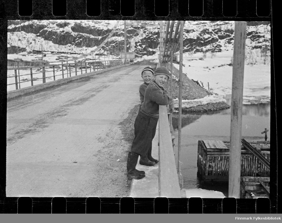 Foto av to gutter på Elvenes bru i Sør-Varanger.

Foto antagelig tatt på slutten av 1940-tallet, tidlig 1950-tallet 