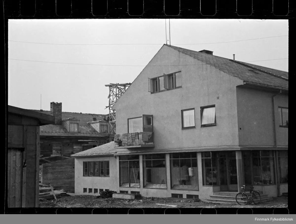 Foto av ukjent bygg i Kirkenes, antagelig butikk (vareutstilling i vinduet)

Foto antagelig tatt på slutten av 1940-tallet, tidlig 1950-tallet 