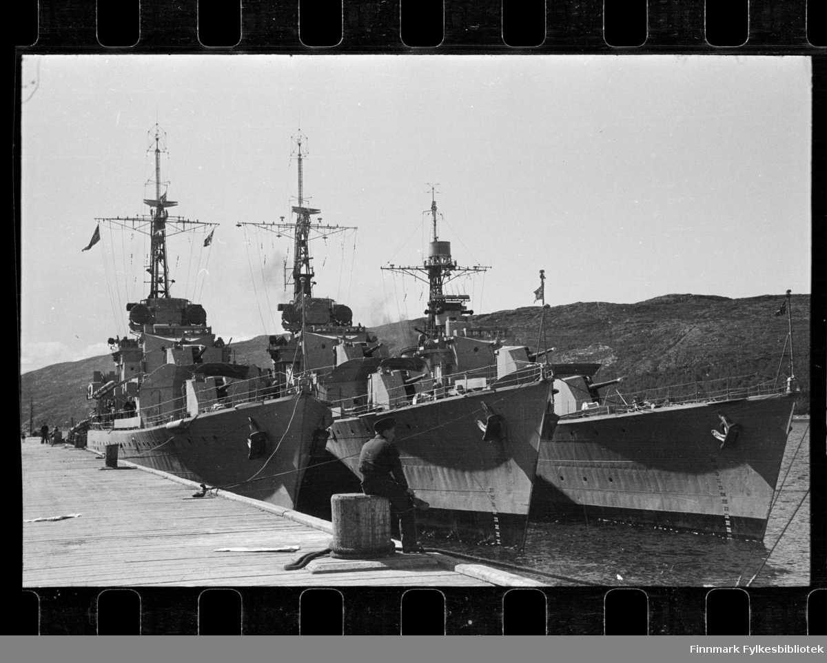 Foto av krigsskip i Kirkenes

Nærmest kai ligger jageren KNM Oslo. De to andre er enten KNM Trondheim - KNM Bergen eller KNM Stavanger. Disse var av typen C-class destroyer, kjøpt inn fra Storbritannia i 1945.

Foto trolig tatt på slutten av 1940-tallet, eller tidlig 1950-tallet