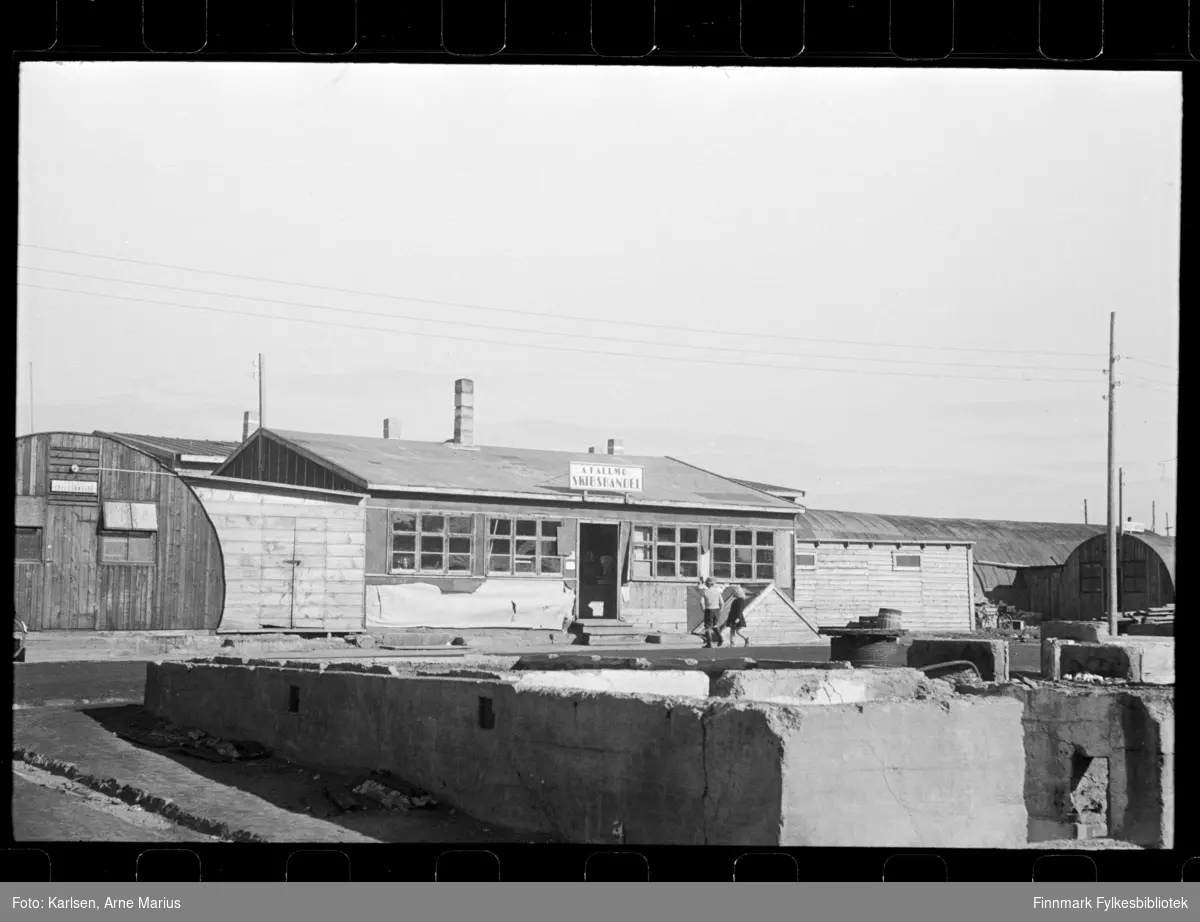 Foto av A. Fallmo Skibshandel etter krigen. 

Til venstre er Kirkenes Lys & vannverk

Bedriftene ble drevet fra Nissenhytter i Kirkenes etter krigen

Foto antagelig slutten av 1940-tallet eller tidlig 1950-tallet