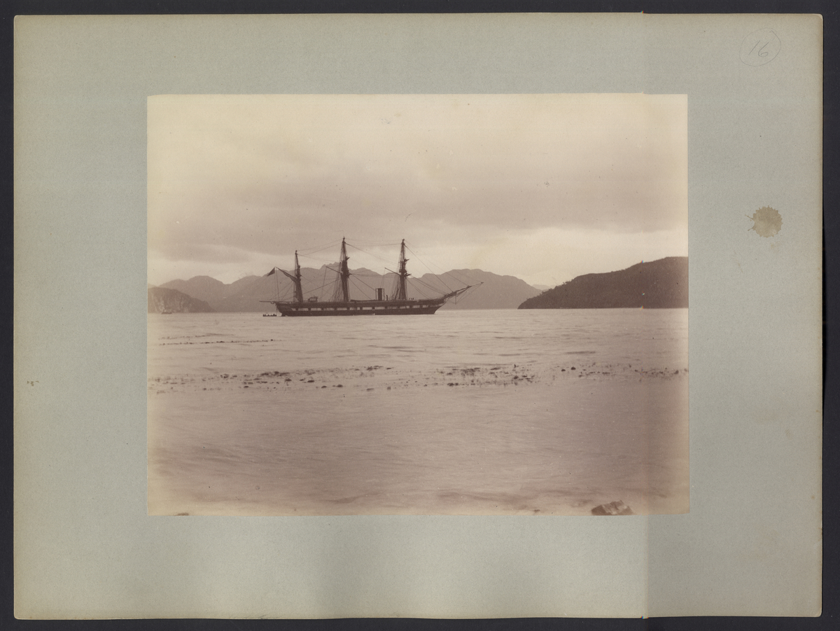 Bilden visar fregatten Vanadis till ankars i Borja Bay i Chile.