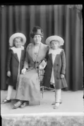 Martha med barna Svanhild og Rakel Schrøder