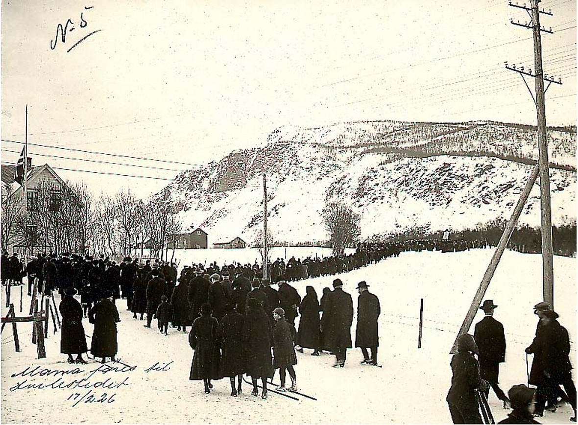 Gravfølge. Maren Frederiksen følges til graven 17. februar 1926.