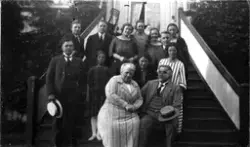 Familien Frederiksen på trappa utenfor Melbo Hovedgård, hele
