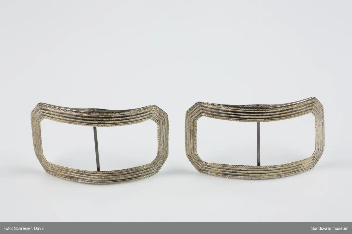 Två stycken skospännen i silver med rektangulär form med avfasade hörn. Profilerad dekor. Stplr: C P Modin, Sundsvall 1792.