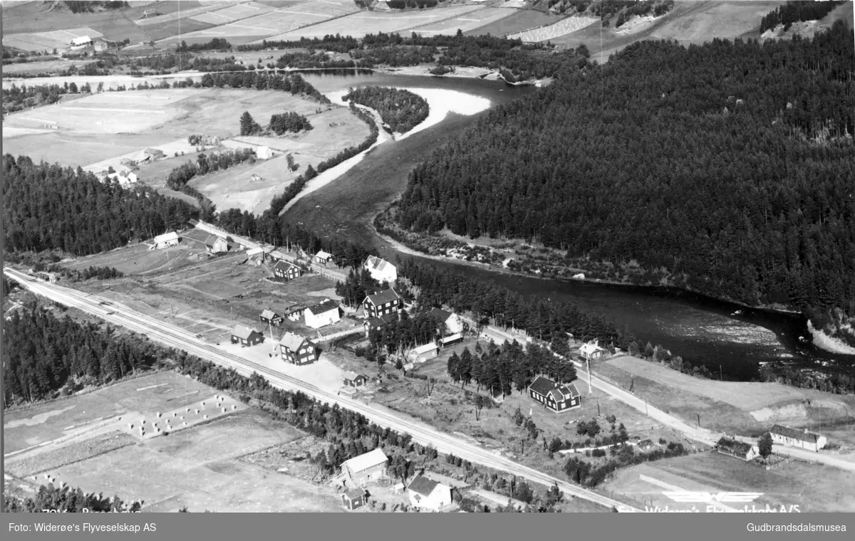 Flyfoto over Dovreskogen sentrum med Brennhaug stasjon, Skogvang m.m.