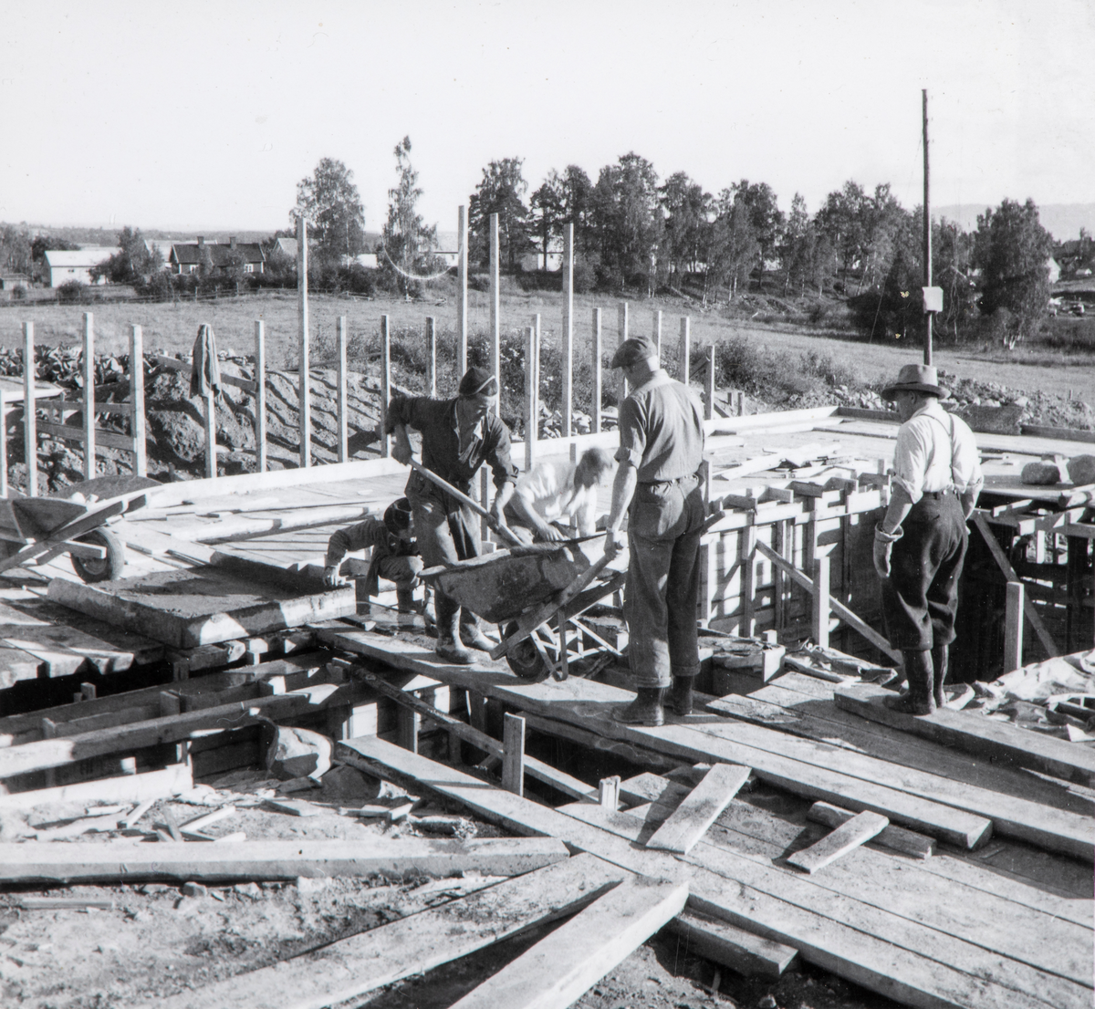 Hamar, Ringgata 137, dugnad på bygging av hus for Tullik Bøhn Lie og Helge Lie, under ledelse av byggmester Nilsen, husbygging, forskalingen fylles med sement,