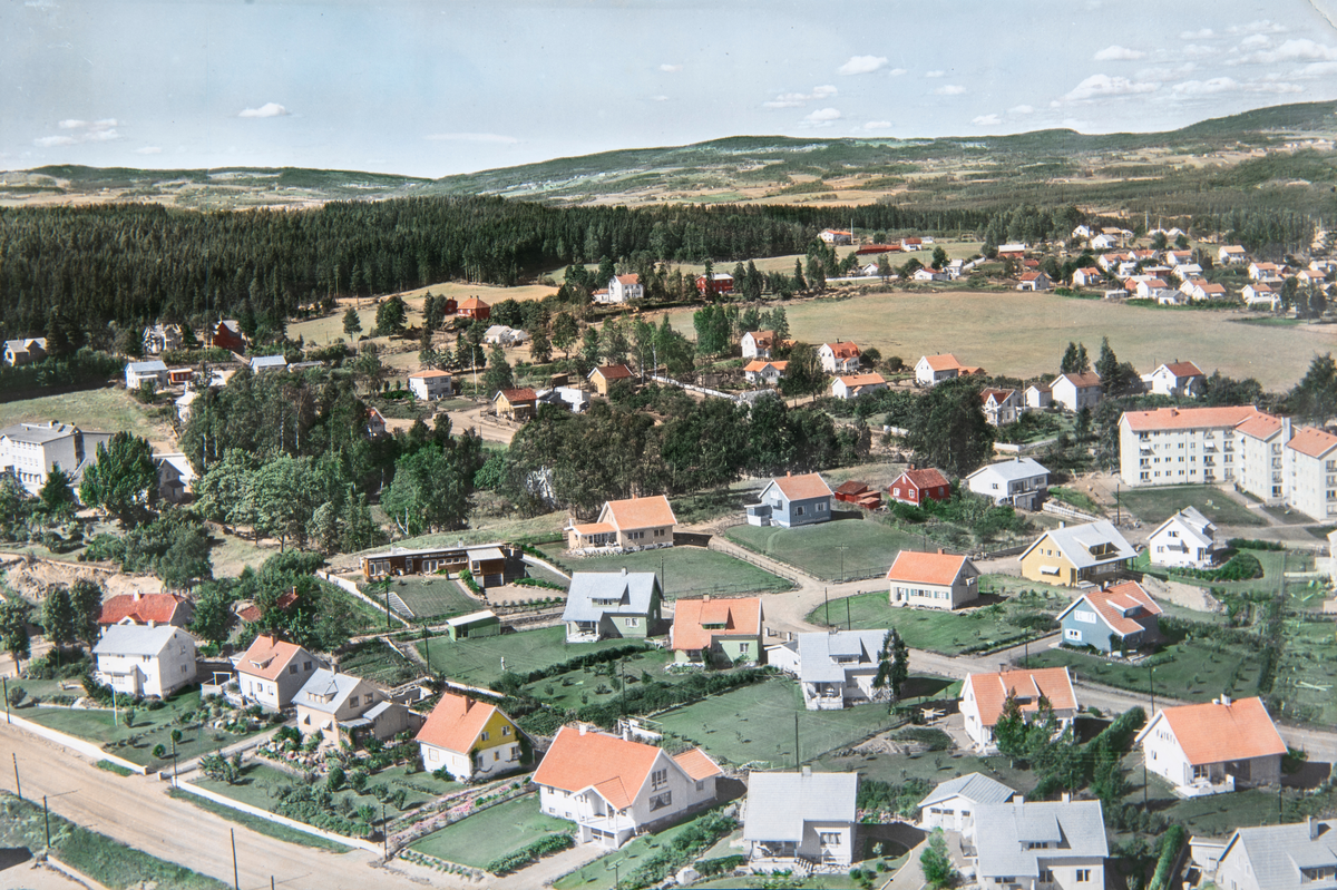 Hamar, flyfoto, eneboliger langs Ringgata, boligbebyggelse, fra høyre: Ringgata 135, 137, 139, 141, 143, Furnesvegen i bakgrunnen,