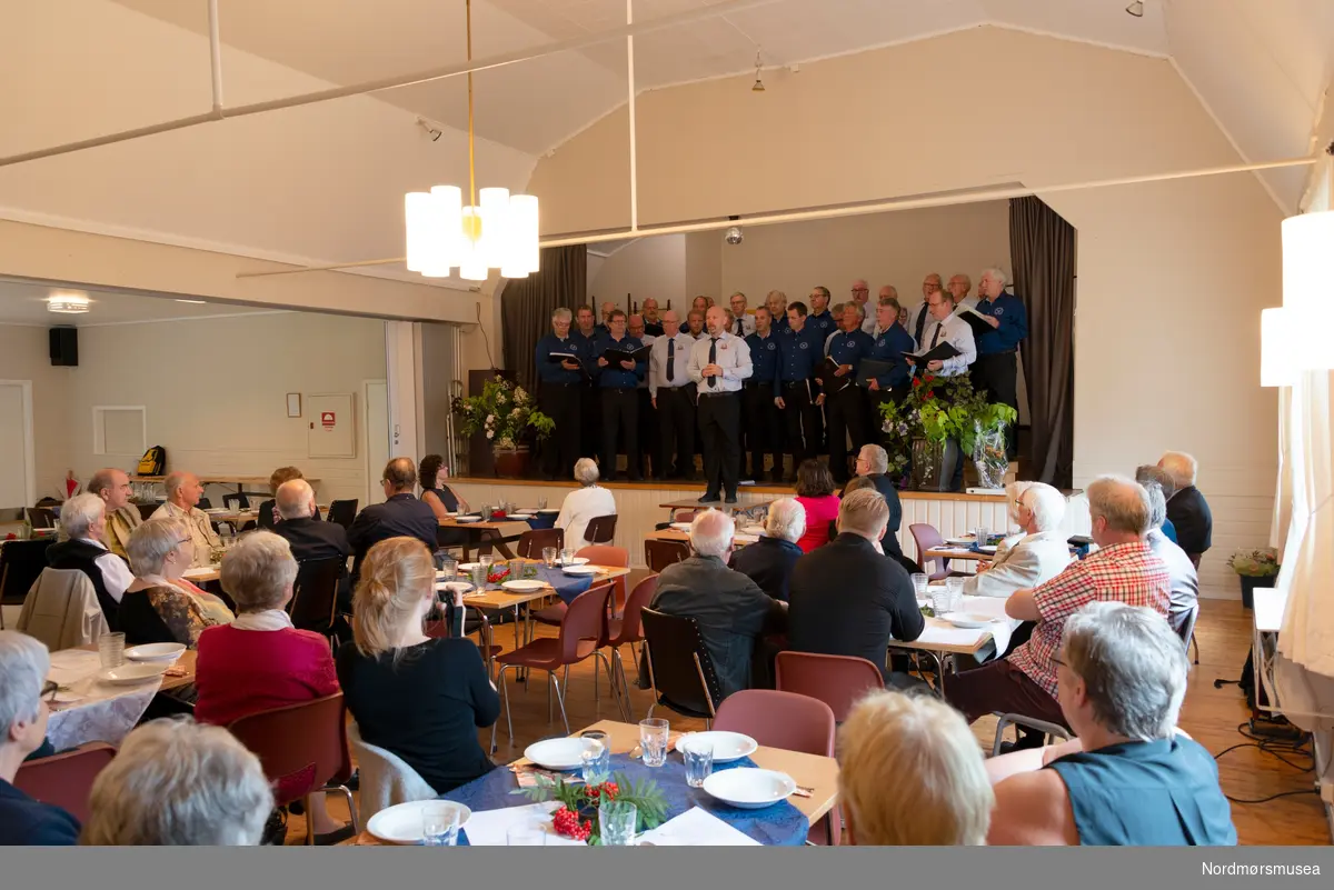Quernes Mandssangerforening og Tarrakarrain synger her sammen som Blandakarran. Fra 75-års jubileet til Gamle Kvernes Bygdemuseum på Kvernes i Averøy kommune, den 17. september 2016.