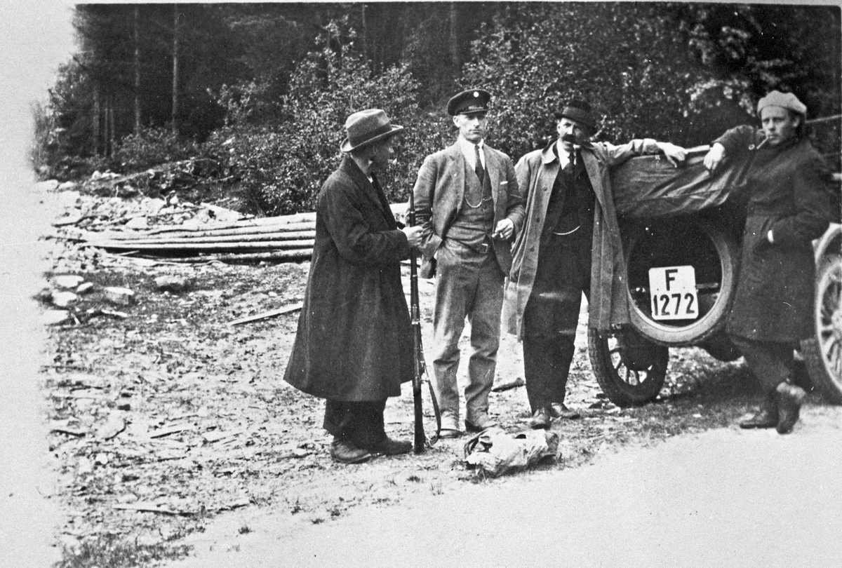 På hjemtur fra Solheimstulen, fra fisking med Dodgen ca. 1920. Ola Grønhovd, Bjørn Tveiten, Lars Foss, Torleif Staksrud.