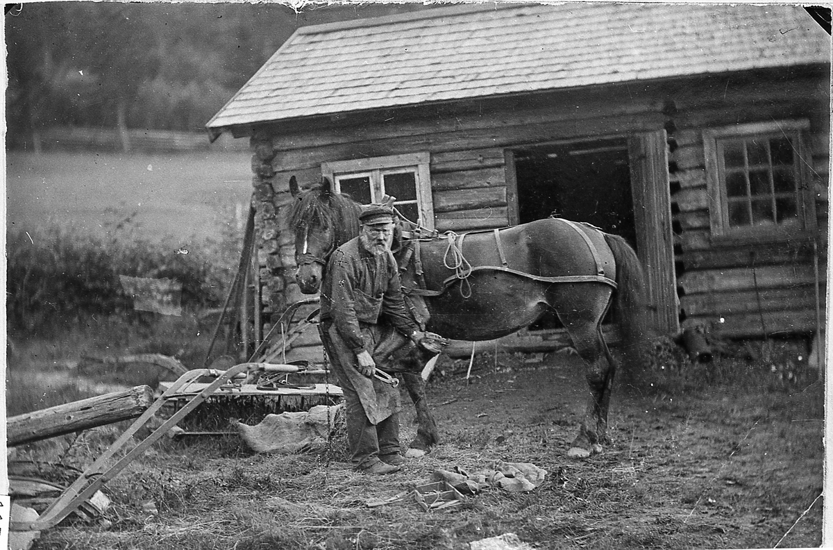 Knut Tronsen skor en hest, muligens ved Slettesmia. Uten år.