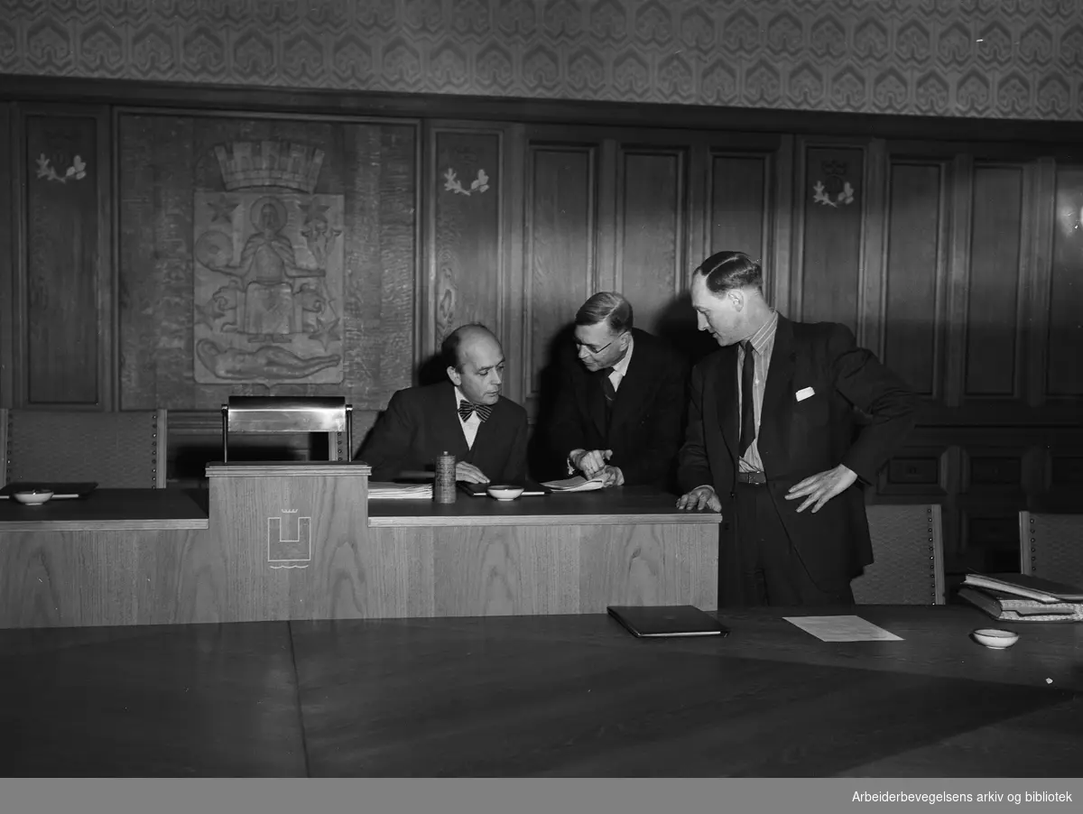 "En ordførers dag". Arbeiderbladet følger Oslos ordfører Brynjulf Bull en dag i November 1951.