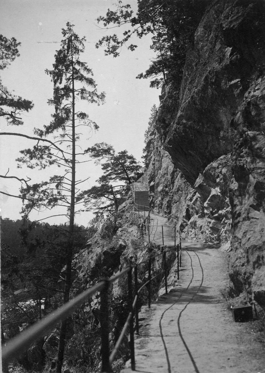 Promenad längs klipporna vid vattenfallen i Trollhättan, 1904.
