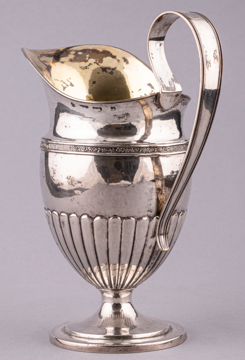 Gräddkanna i silver, tillverkad 1837 av Jakob Richard Borg, Gävle.
Stämplar: IRB, G4. G.
Äggformad korpus med godronnering samt uppåt avslutade med smal bladbård, vid hals med kraftigt snås.