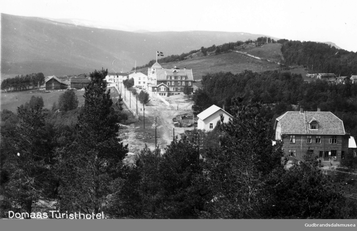 Dombås Turisthotel ca. 1915 sett fra starten av Fjellvegen. Til høgre i bildet er Mjelva som ser ut til å vere heilt nybygd.