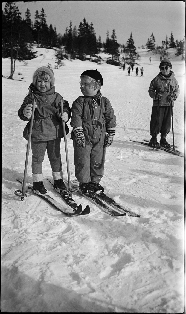 To barn på skitur