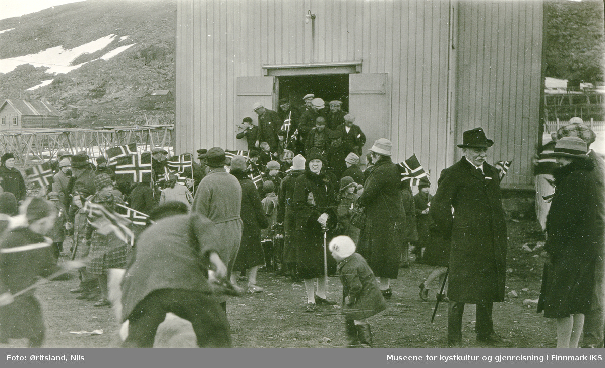 Honningsvåg, 17. mai. Folk kommer ut av kirken etter gudstjenesten. 1927-1936.