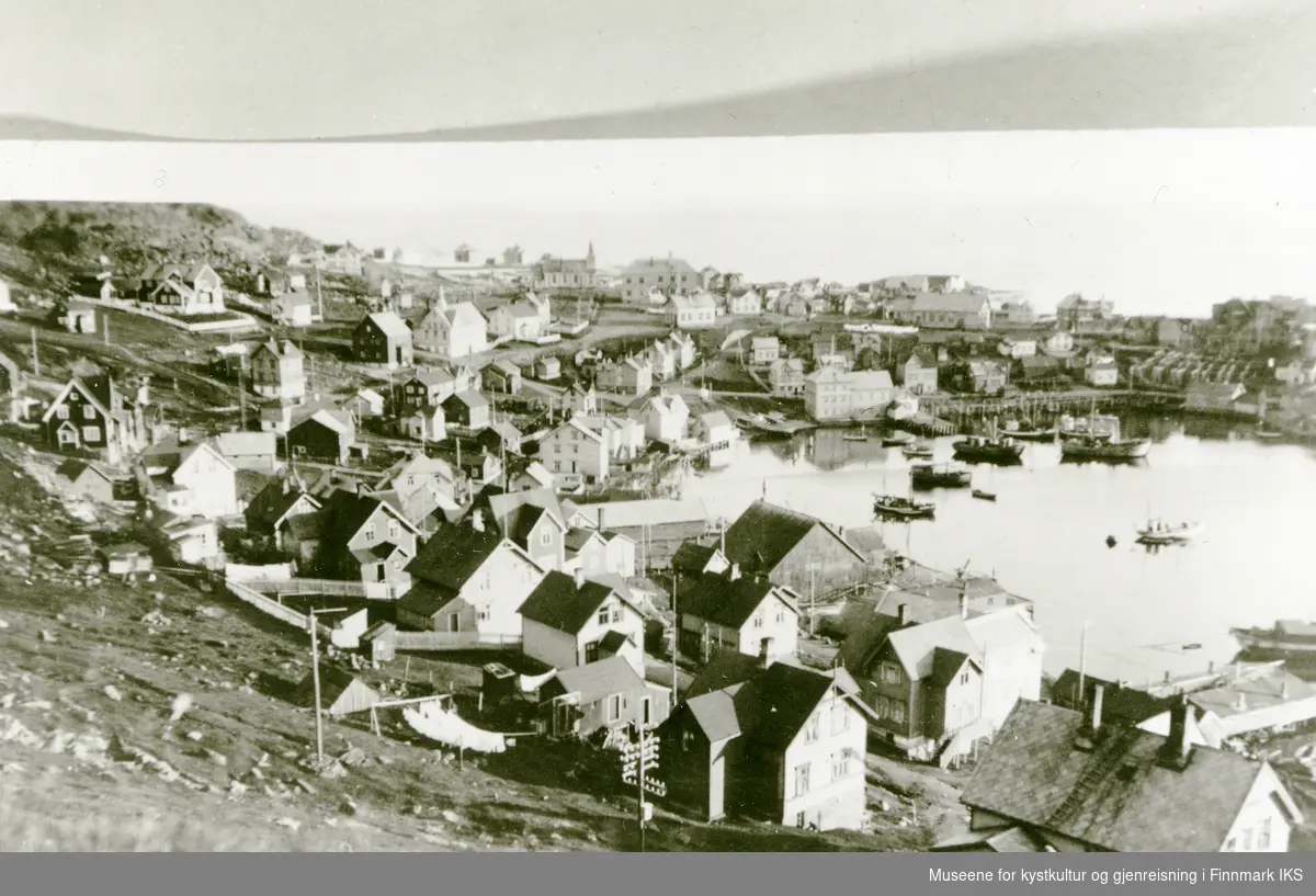 Honningsvåg. Bebyggelse langs Indre havn. I bakgrunnen i midten skolen og kirka. Helt til venstre bak ser man Tuberkulosehjemmet. 1934.