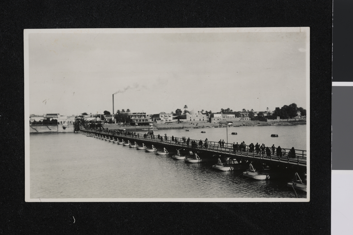 Pongtongbroen over Tigris som binder sammen to deler av Bagdad. Fotografi tatt/ samlet i forbindelse med Elisabeth Meyers bok; En Kvinnes Ferd til Persia.