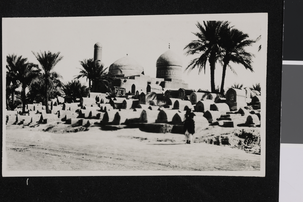 Kirkegård i Bagdad. Fotografi tatt/ samlet i forbindelse med Elisabeth Meyers bok; En Kvinnes Ferd til Persia.