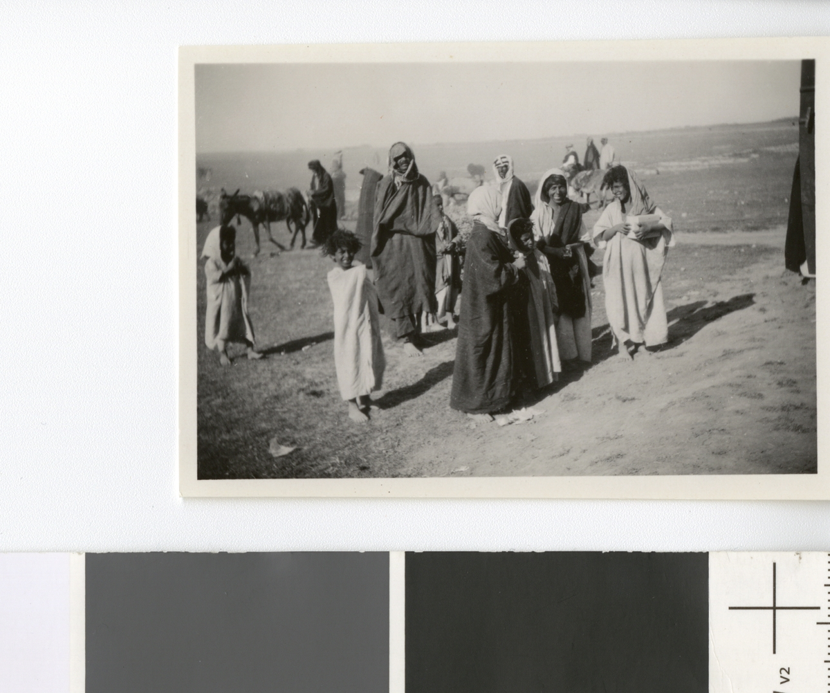 Gruppe med mennesker i ørkenen. Fotografi tatt/ samlet i forbindelse med Elisabeth Meyers bok; En Kvinnes Ferd til Persia.
