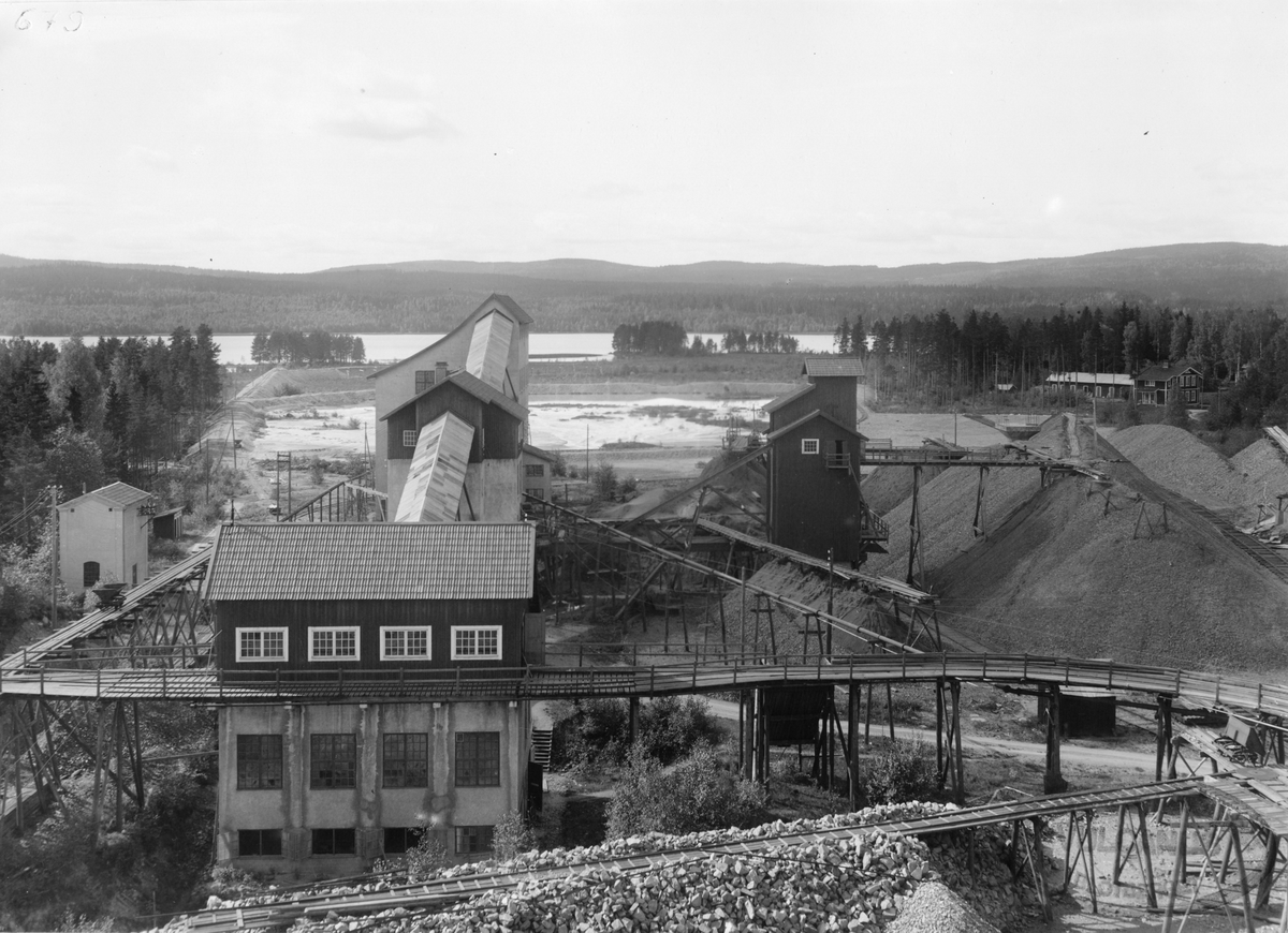 Krosshus, sovringsverk och anrikningsverk för magnetitmalm, med utlastningsficka och klardamm för avfallslam, vid Blötberget.