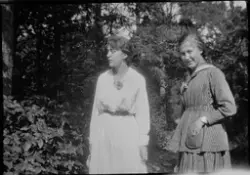 Søstrene Walborg og Birgit Piene ved Granåsen gård