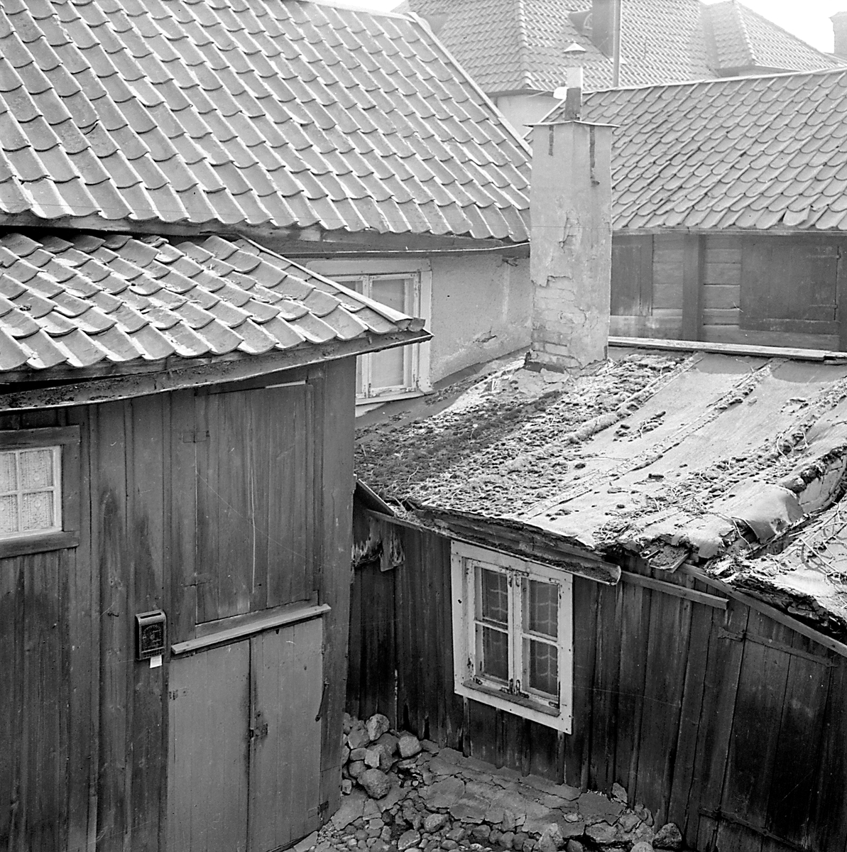 Nedslag i gården till  Storgatan 62 i Linköping. Fastigheten hade likt många stadsgårdar en långsmal ägofigur. Denna sträckte sig i söder ända till Sankt Korsgatan. Gyttret av hus kvarstod ännu när fotografen sökte motiv i början av 1950-talet. Från 1953 kom emellertid en sanering igång av området, där flertalet hus mer varsamt plockades ned för att återuppföras i friluftsmuseet Gamla Linköping.