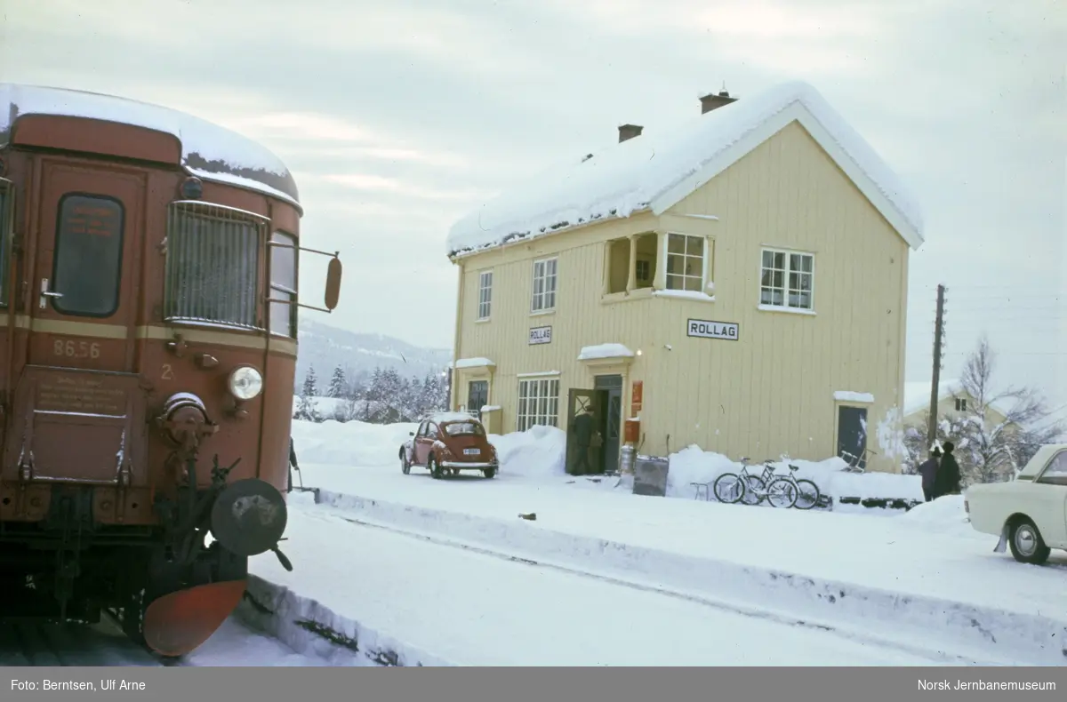Dieselmotorvogn Bmdo 86 56 med persontog fra Kongsberg til Rødberg på Rollag stasjon