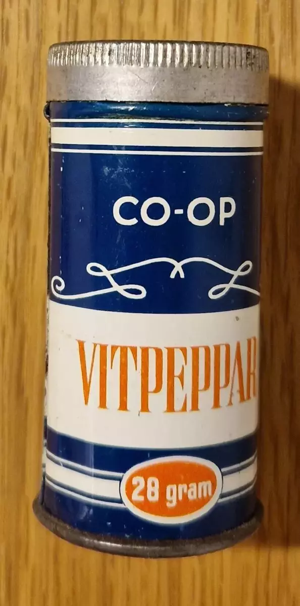 Plåtburk Co-op Vitpeppar, 28 gram. Gåva av Lena Eklöf Viklund, Sundsvall.