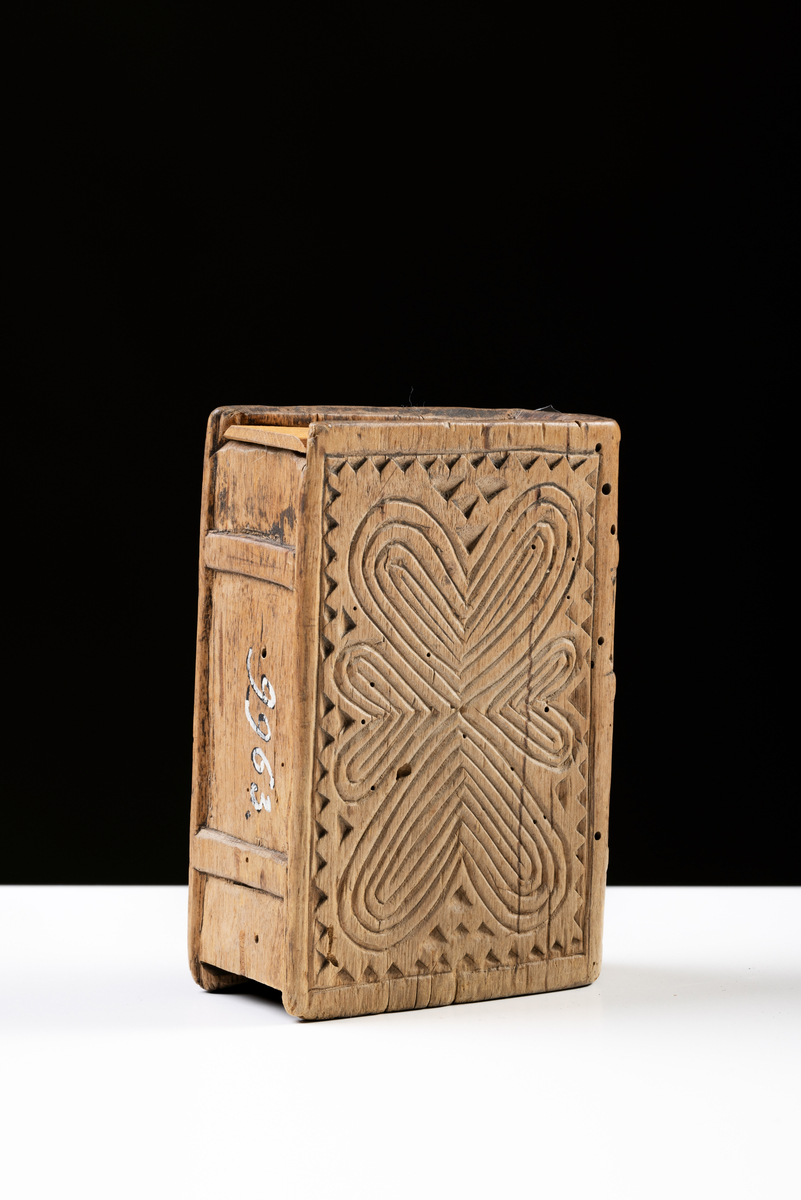Fodral av trä till psalmbok. Skuren dekor i form av hjärt-mönster. På ryggen snidat årtal och monogram: "1741" och "LAS".