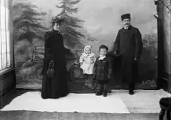 Fotograf Alf Schrøder med kona Martha og barna Eilif og Svan