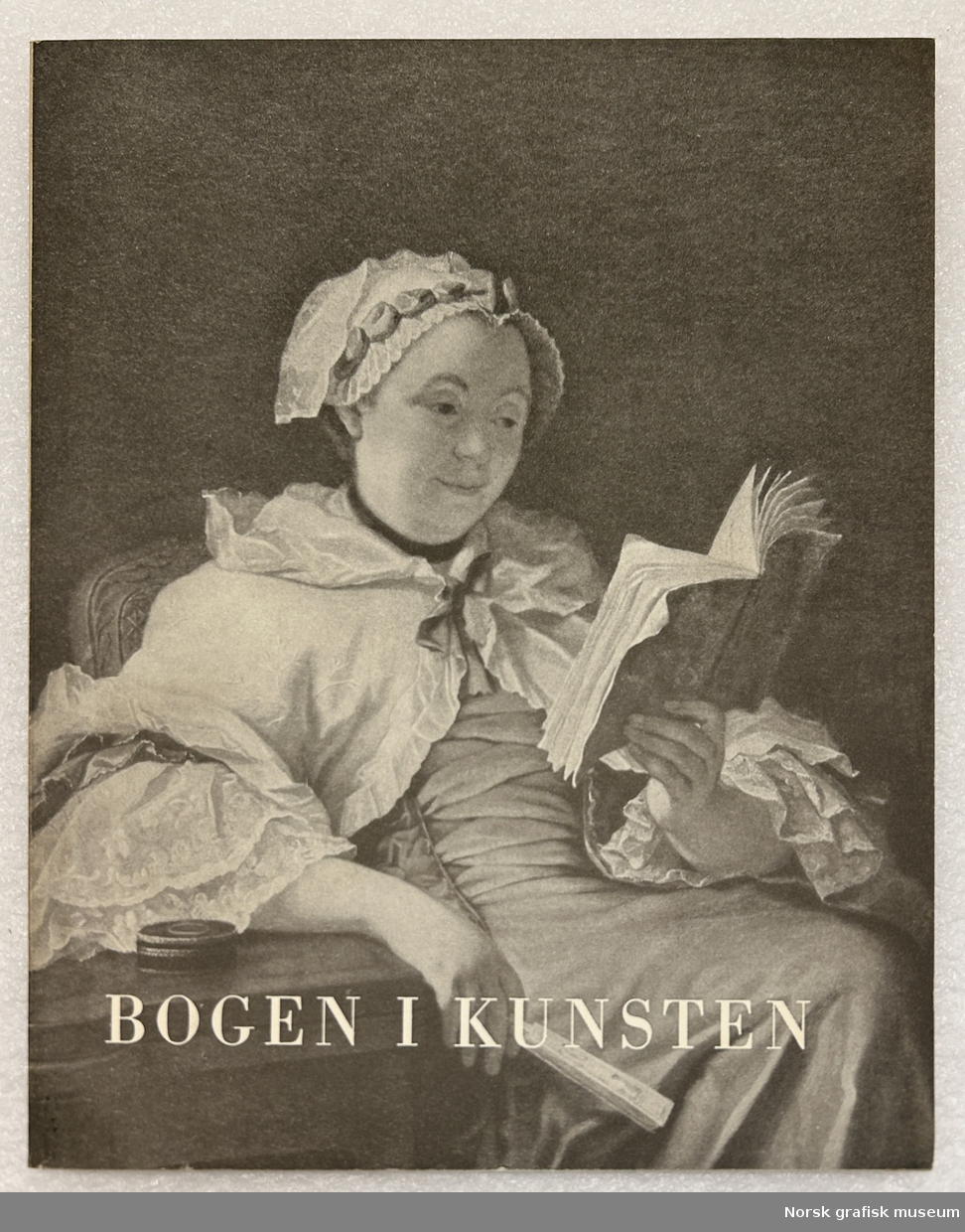 "Bogen i kunsten" utgitt i anledning av "Den danske bogs uge 1941". 
Henrik Bramsen. 

Københavvn, Dansk Bogtjeneste, 1941