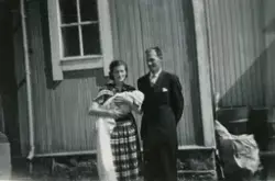 Ektepar med dåpsbarn. Birgit, født 1915, (Korneliussen) og H