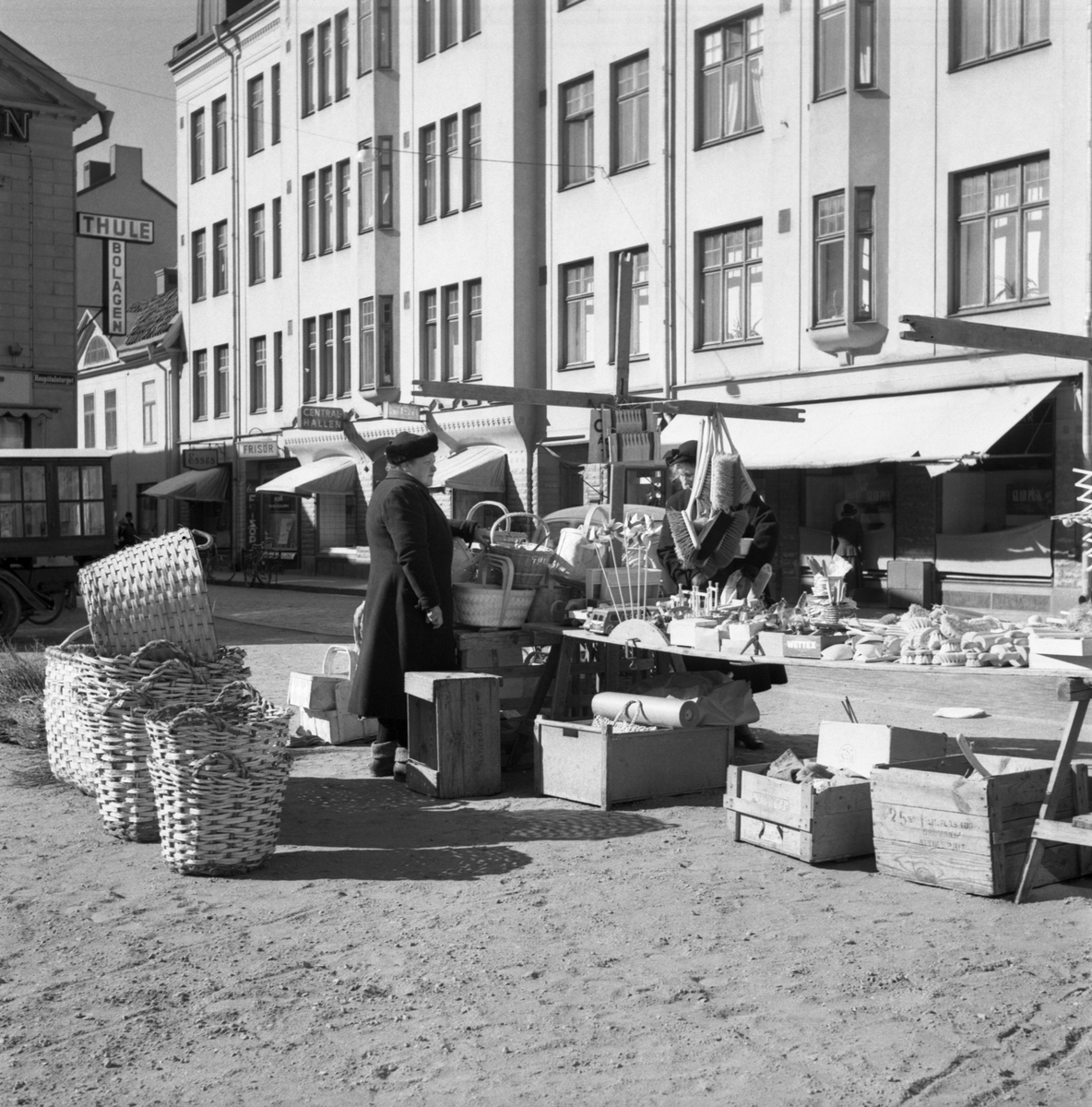 Fram till 1959 års ordningsstadga användes Hospitalstorget som marknadsplats. Handelns utbud kom att förändras över tid, där tillkomsten av stadens saluhallar markerade en ny tid med ökade krav på livsmedelshygien. Nyttovaror av trä gick dock bra att försälja. Fototid omkring 1950.