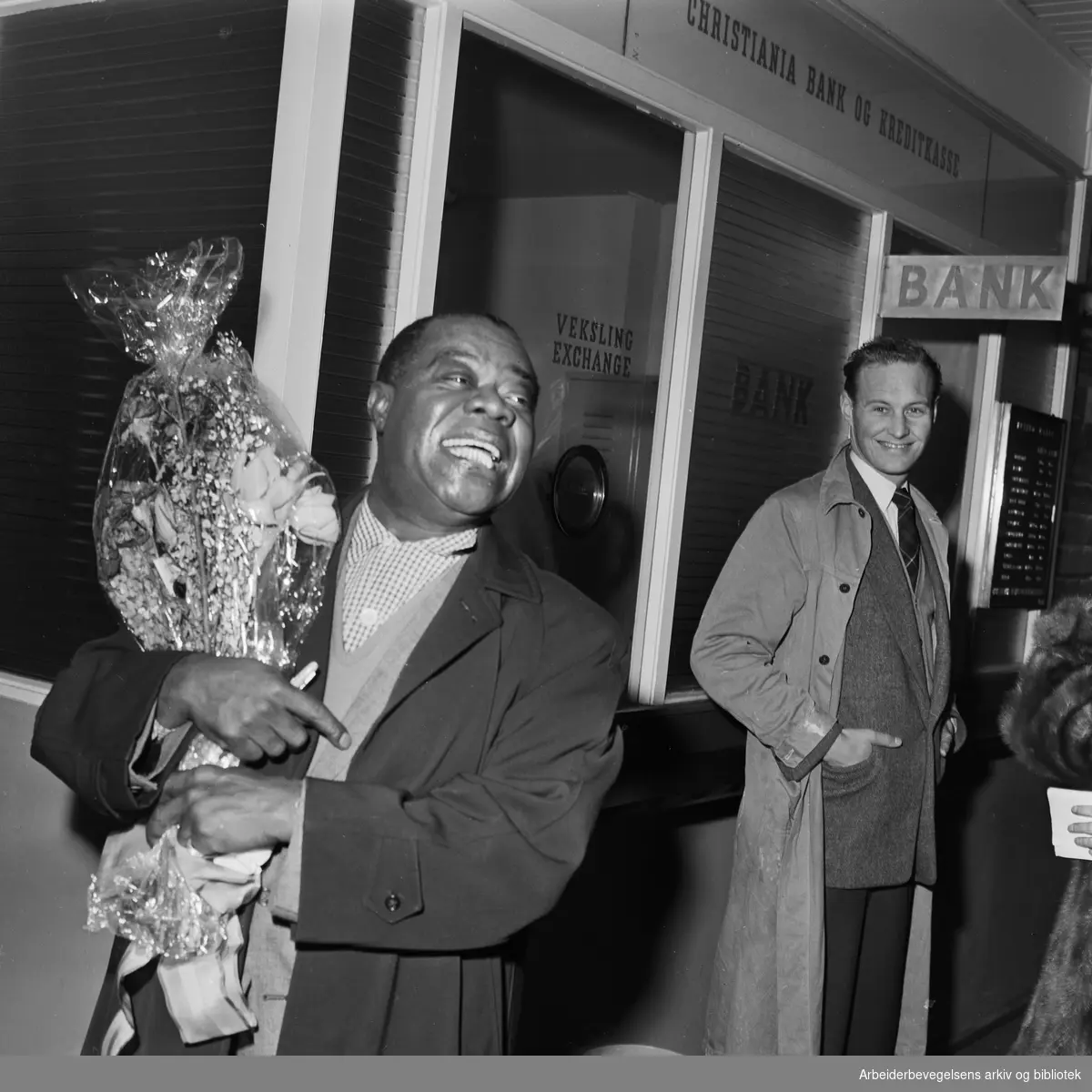 Louis Armstrong ankommer Oslo via Fornebu flyplass 2 februar 1959.